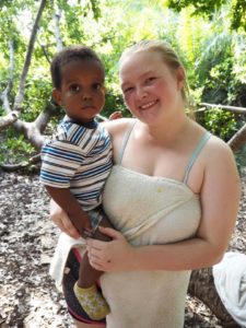 Katrine, avec un enfant dans ses bras, en Tanzanie