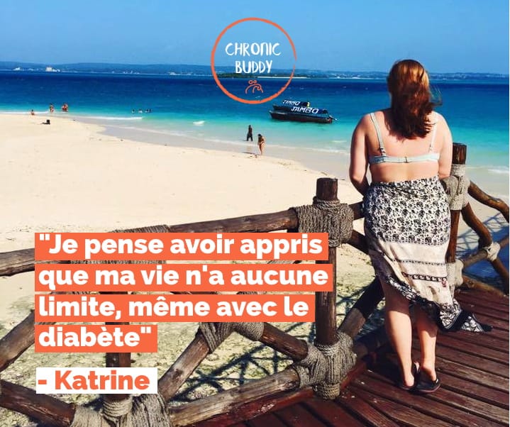 Katrine, auteure du témoignage, debout face à une plage de Tanzanie. L'image comporte le logo de Chronic Buddy et une citation "Je pense avoir appris que ma vie n'a aucune limite, même avec le diabète"