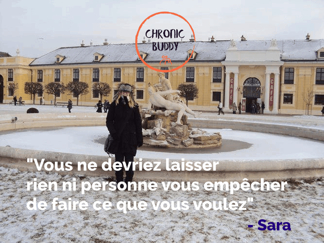 Photo de Sara en hiver devant un édifice historique